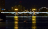 Vista del Ponte Di Isabel II di sera a Siviglia in Andalusia, Spagna