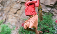 Ragazzo che gioca a Cricket al Tempio delle Scimmie presso Jaipur, in Rajasthan, India