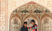 Turisti all'Amber Fort nei pressi di Jaipur, in Rajasthan, India