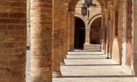 Porticato a Piazza del Popolo di Offida, Marche