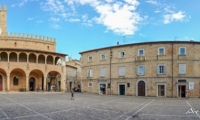 Veduta di Piazza del Popolo e del Palazzo Comunale di Offida, Marche