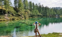 Ragazza al Lago delle Streghe a Crampiolo presso l'Alpe Devero, Piemonte