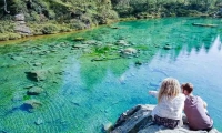 Ragazzi al Lago delle Streghe a Crampiolo presso l'Alpe Devero, Piemonte