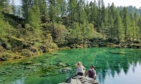 Ragazzi al Lago delle Streghe a Crampiolo presso l'Alpe Devero, Piemonte