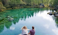 Ragazzi al Lago delle Streghe a Crampiolo presso l'Alpe Devero, Piemonte