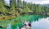 Ragazzi al Lago delle Streghe a Crampiolo presso l'Alpe Devero, Piemonte