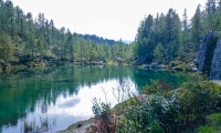 Ragazzi al Lago delle Streghe a Crampiolo presso l'Alpe Devero, Piemonte