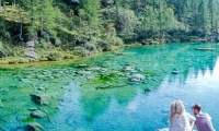 Ragazzi al Lago delle Streghe a Crampiolo presso l'Alpe Devero, Piemonte