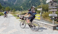 Sportivi in bici all'Alpe Devero, Piemonte