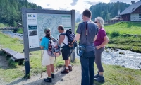 Turisti a Crampiolo presso l'Alpe Devero, Piemonte