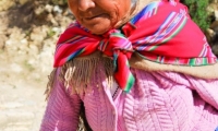 Anziana a passeggio sull'Isla del Sol, Bolivia