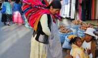 Donna presso il mercato di La Paz, Bolivia