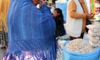 Donna presso il mercato di La Paz, Bolivia