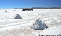 Camion del sale presso il Salar de Uyuni, Bolivi