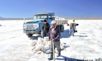 Camion del sale presso il Salar de Uyuni, Bolivi