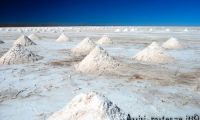 Cumuli di sale presso il Salar de Uyuni, Bolivia