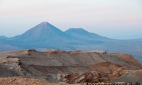 Vulcano Licancabur visto dalla Valle della Luna, Cile