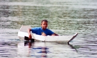 Ragazzo su canoa navigando sul Nilo, Egitto