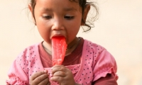 Bambina con ghiacciolo, Nepal