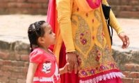 Donna con bimba a Katmandu, Nepal