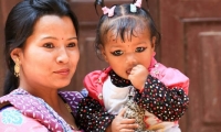 Donna con bimbo, Nepal