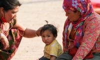 Donne con bimbo, Nepal