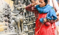 Fedele presso Swayambhunath, Kathmandu