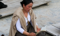 Fedele presso lo Stupa di Bodnath, Kathmandu