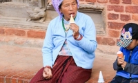 Locali presso Durban Square a Patan, Nepal