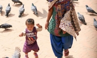 Mamma con bimba a Katmandu, Nepal