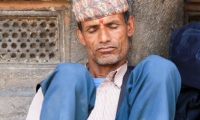 Uomo con tipico copricapo a Katmandu, Nepal