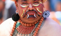 Uomo durante una cerimonia a Bhaktapur, Nepal