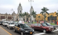 Automobili presso Plaza de Armas a Lima, Perù