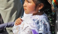 Bambina in maschera a Cuzco, Perù