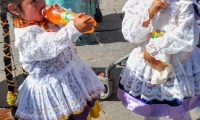 Bambine in maschera a Cuzco, Perù