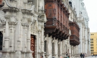 Edifici presso Plaza de Armas a Lima, Perù