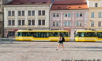 Strada con il tipico tram giallo di Pilsen, Repubblica Ceca