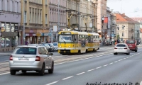 Strada con il tipico tram giallo di Pilsen, Repubblica Ceca