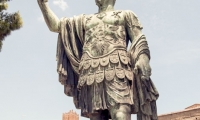 Statua di Giulio Cesare, Roma