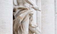 Statua presso la Fontana di Trevi, Roma