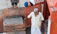 Indù sulla riva del Gange a Varanasi, Uttar Pradesh, India