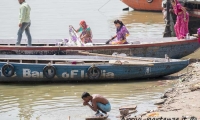 Indù sulla riva del Gange a Varanasi, Uttar Pradesh, India