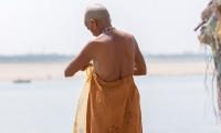 Indù sulla riva del Gange a Varanasi, Uttar Pradesh, India