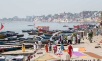 Indù sulla riva del Gange a Varanasi, Uttar Pradesh, India