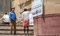 Operai nei pressi della riva del Gange a Varanasi, Uttar Pradesh, India