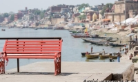 Panchina sulla riva del Gange a Varanasi, Uttar Pradesh, India