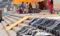 Pantaloni messi ad asciugare a Varanasi, Uttar Pradesh, India