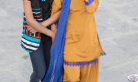 Ragazze a passeggio a Varanasi, Uttar Pradesh, India