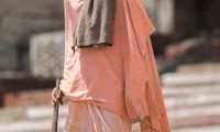 Sadhu sulla riva del Gange a Varanasi, Uttar Pradesh, India