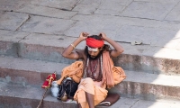 Sadhu sulla riva del Gange a Varanasi, Uttar Pradesh, India